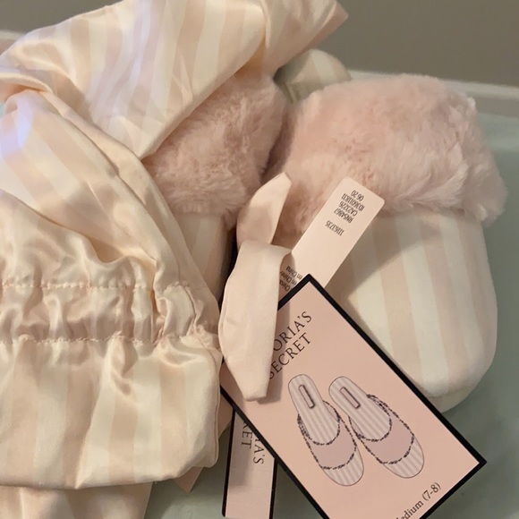 Victoria Secret satin sleep on shoes pink with faux fur - Picture 3 of 4